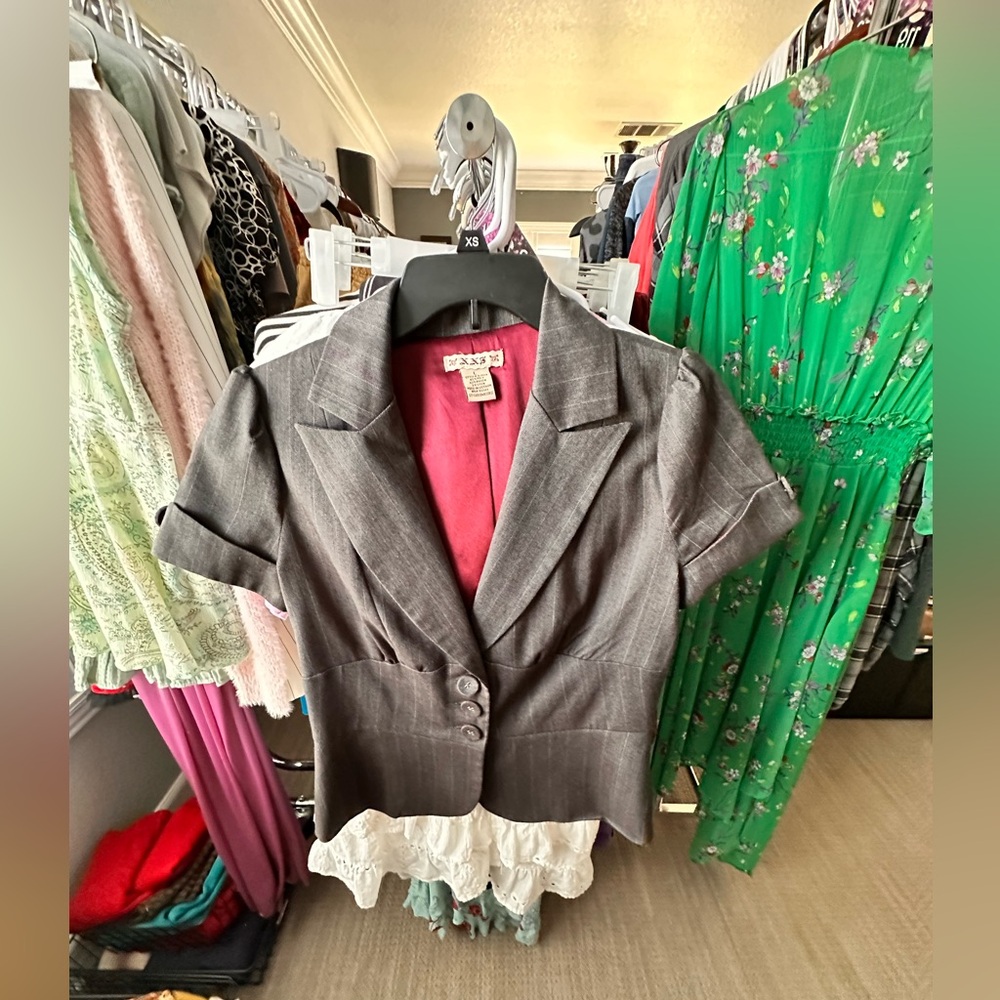 #822 Women’s XX3 Gray Short Sleeve Pin Stripe Blazer in Charcoal Gray Size L.